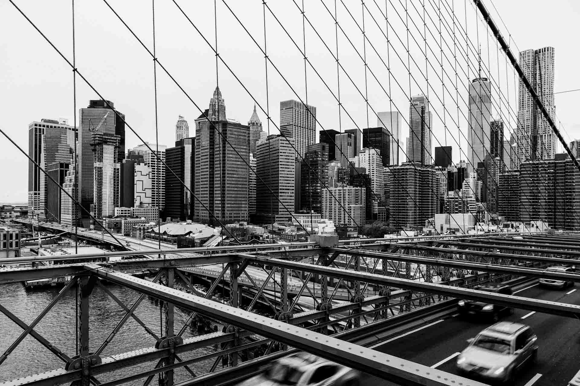 Skyline di Manhattan in bianco e nero visto dal ponte di Brooklyn, corso base di fotografia