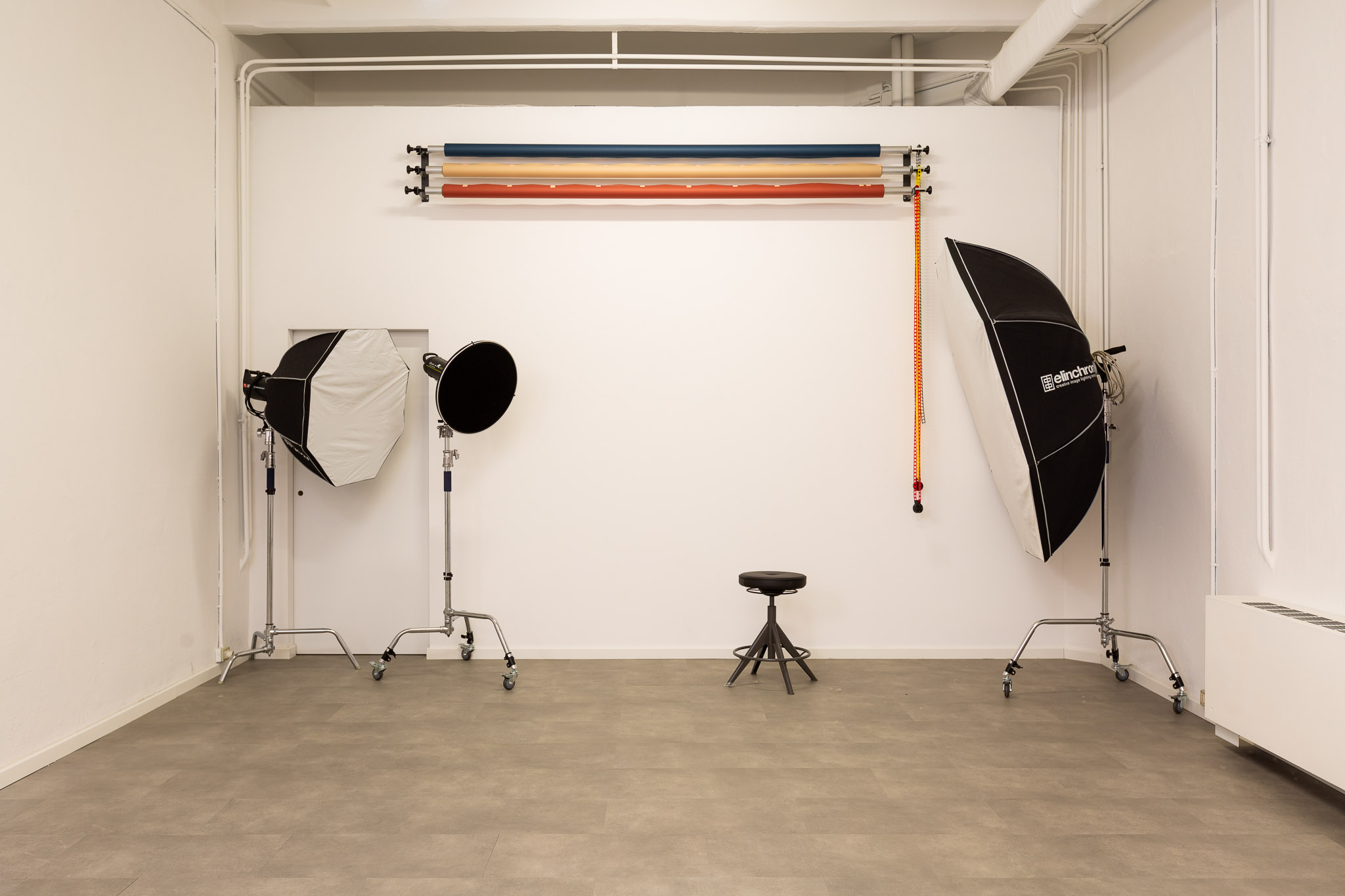 Sala posa di 24SETTANTA a Torino, con flash da studio, softbox e fondali di carta